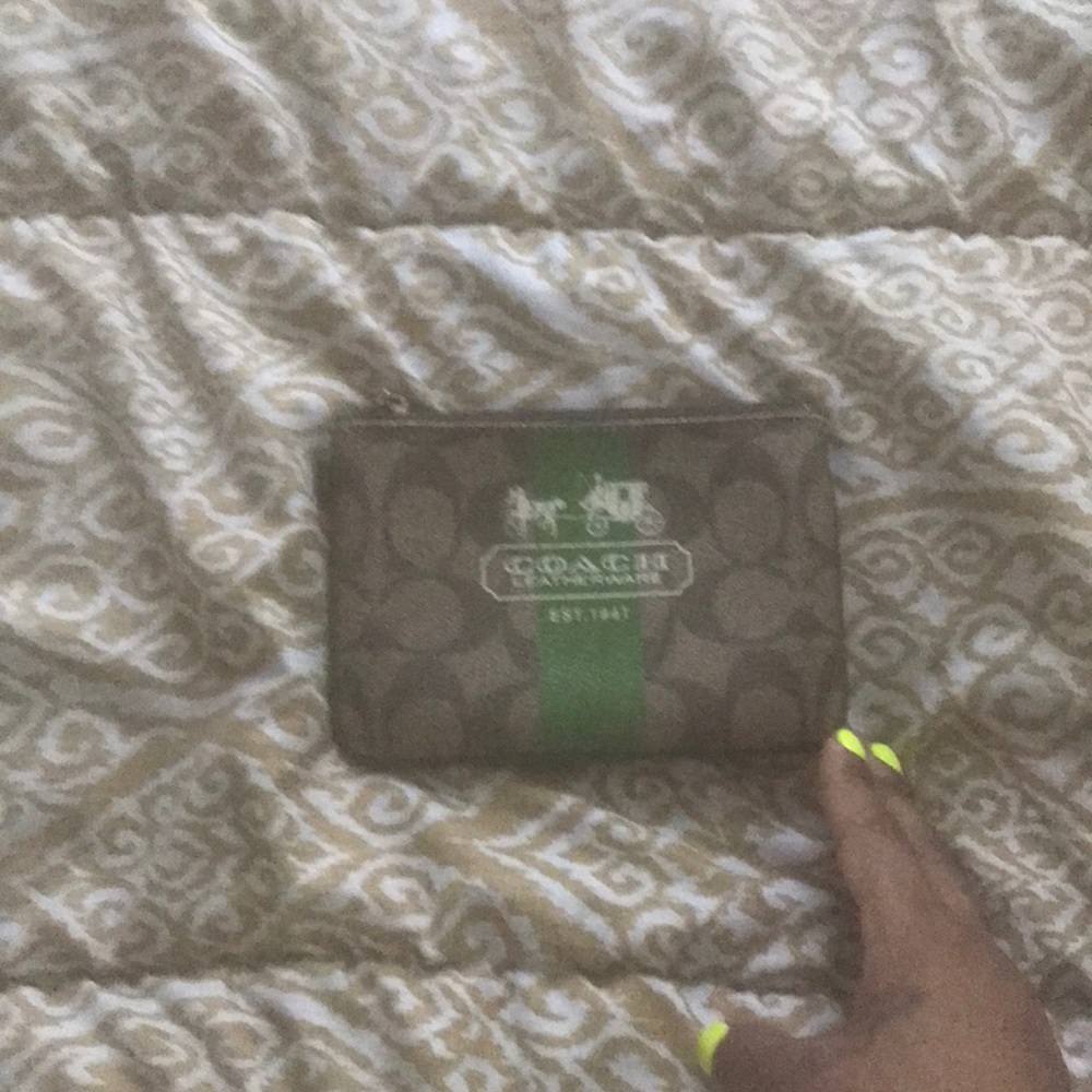 Wristlet missing strap😫